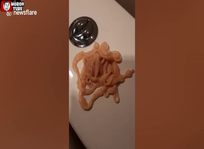 Video :A man pulls a 10-meter tapeworm out of his butt while using the restroom (Thailand)